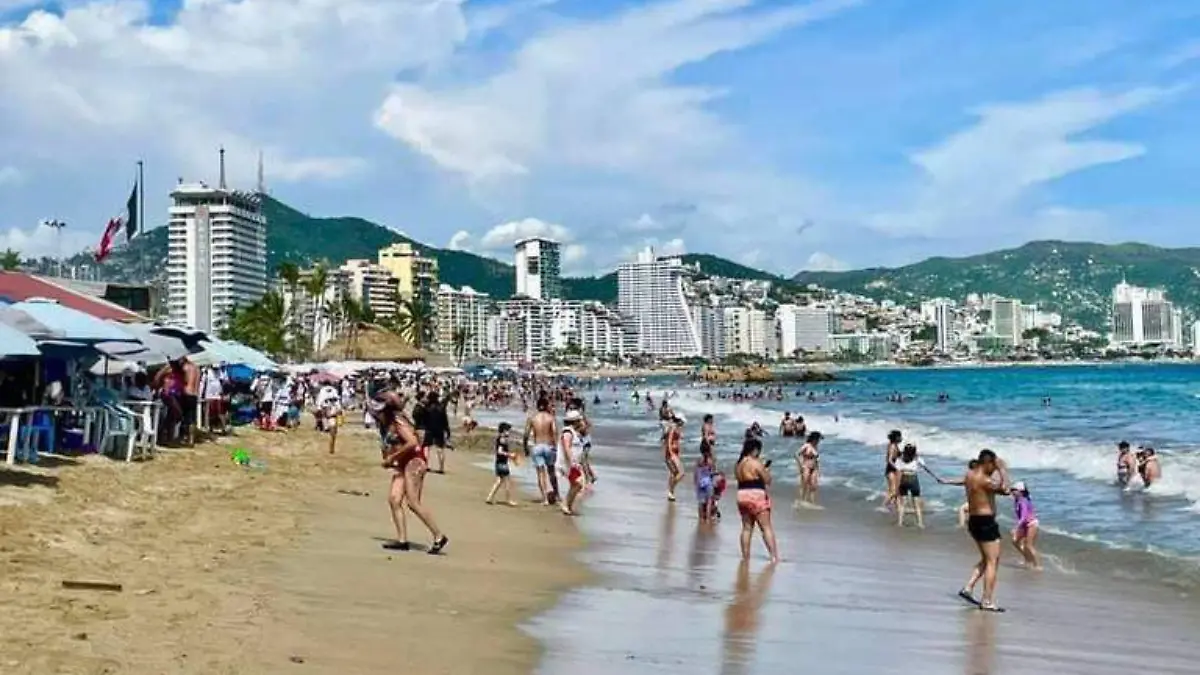 Turistas en las playas de Acapulco